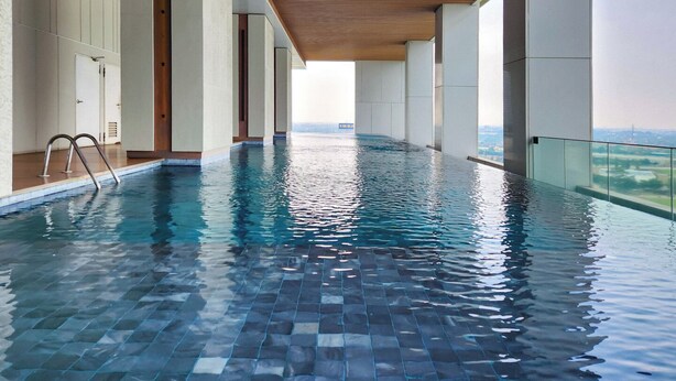 Una piscina interior moderna con vistas despejadas al paisaje urbano.