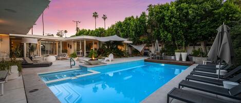 حمّام سباحة مُدفَّأ