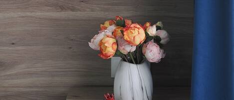 Een bureau, een laptopwerkplek, geluiddichte muren