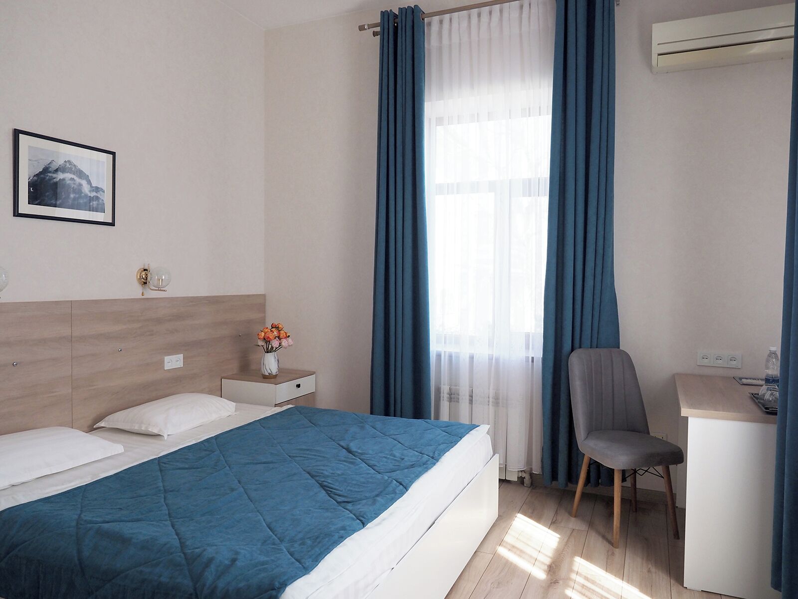 Meja kerja, ruang kerja ramah laptop, dan kedap suara