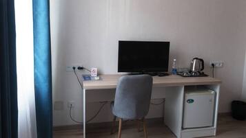 Basic Single Room, City View | Desk, laptop workspace, soundproofing, iron/ironing board