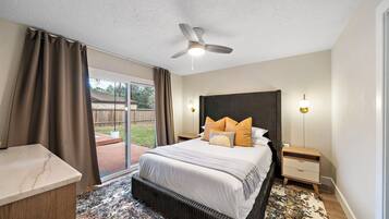 3 habitaciones, escritorio y tabla de planchar con plancha