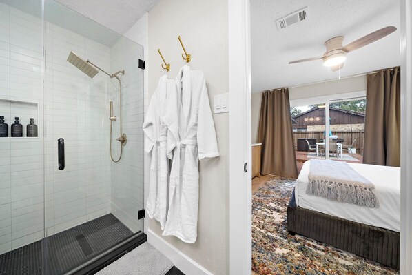 3 bedrooms, desk, iron/ironing board, travel cot