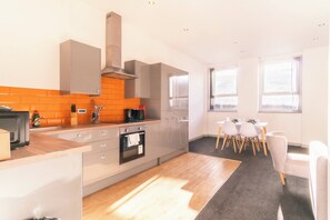 Een koelkast, een microgolfoven, een oven, een kookplaat