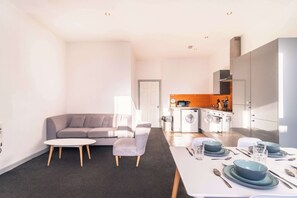 Una televisión, una oficina