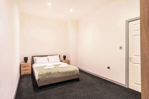 2 slaapkamers, een bureau, een strijkplank/strijkijzer, wifi