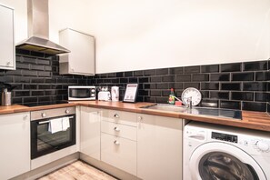 Een koelkast, een microgolfoven, een oven, een kookplaat