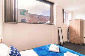 1 slaapkamer, een bureau, een strijkplank/strijkijzer, wifi