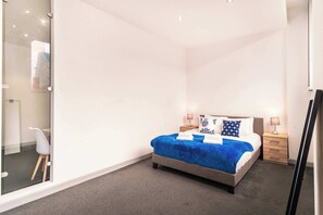 1 slaapkamer, een bureau, een strijkplank/strijkijzer, wifi