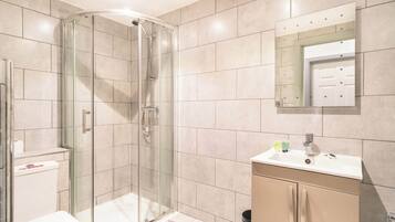 Shower, hair dryer, towels