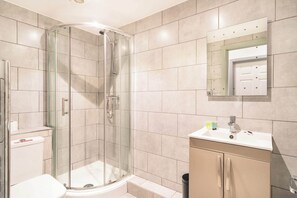 Een douche, een haardroger, handdoeken