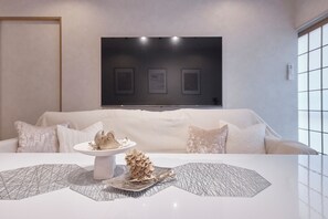 Living area - eni.suite unryuen (Osaka)