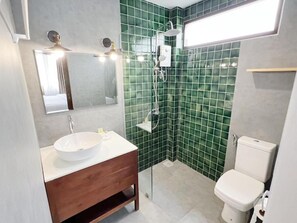 Grand Double Room | Bathroom | Slippers, towels, soap, shampoo - HOMIE NON (Nonthaburi)