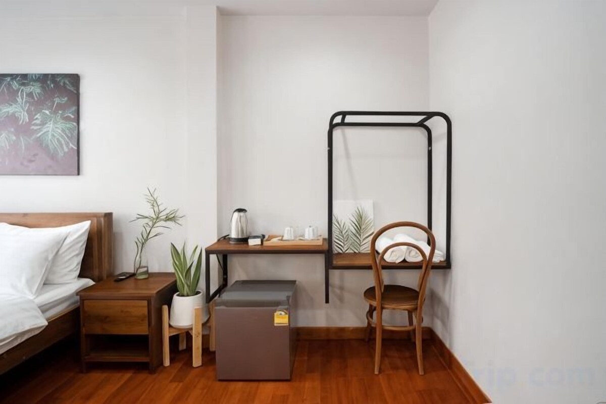 Desk, soundproofing, WiFi (free)