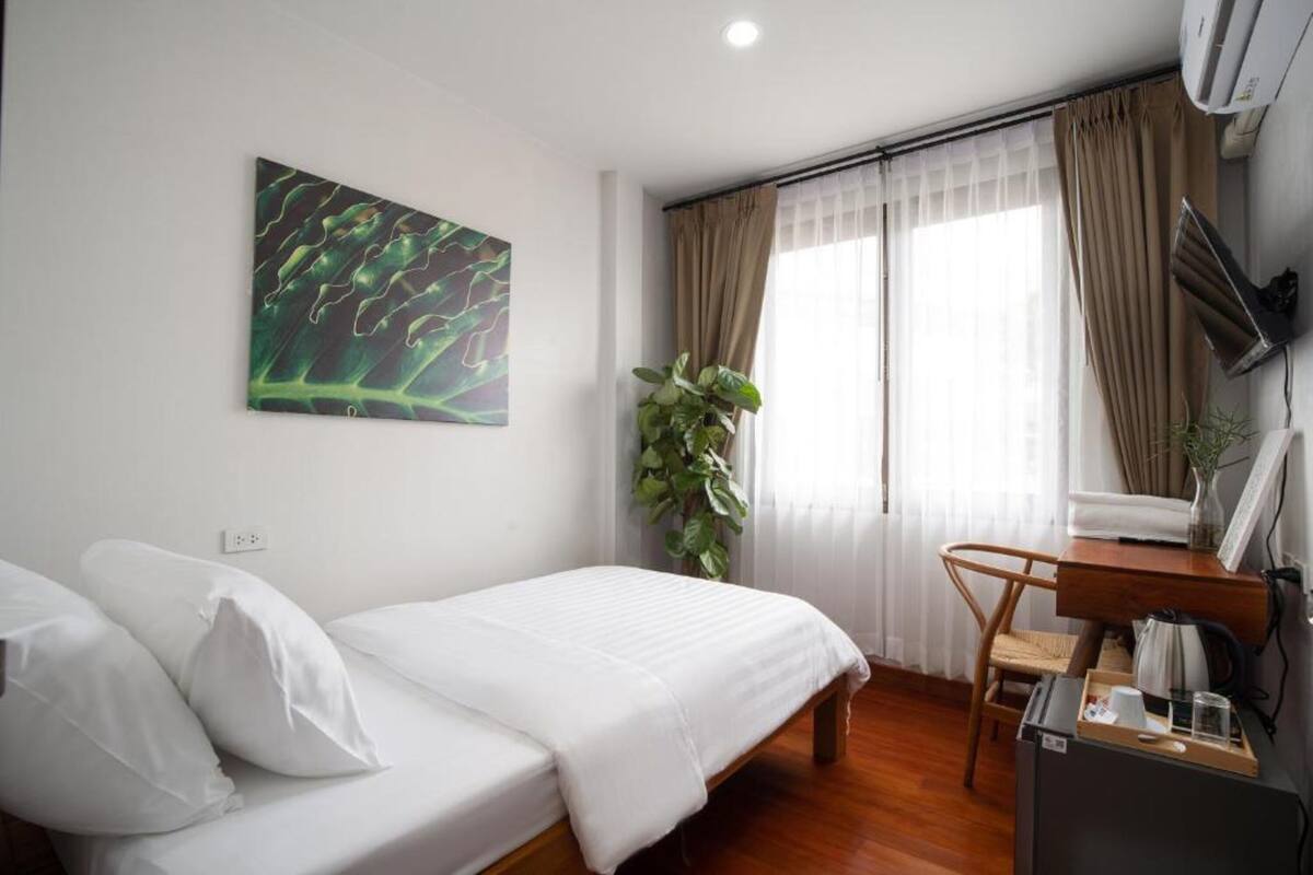 Superior Single Room | Desk, soundproofing, WiFi (free)
