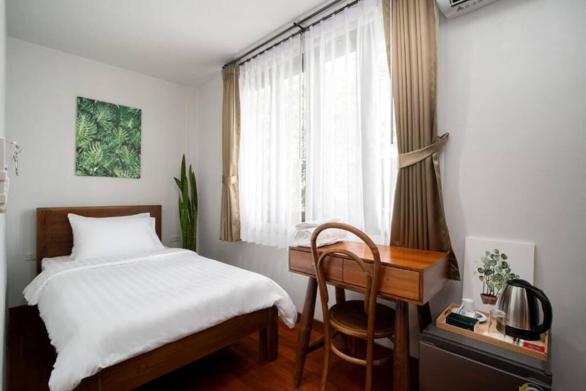 Single Room | Desk, soundproofing, WiFi (free)
