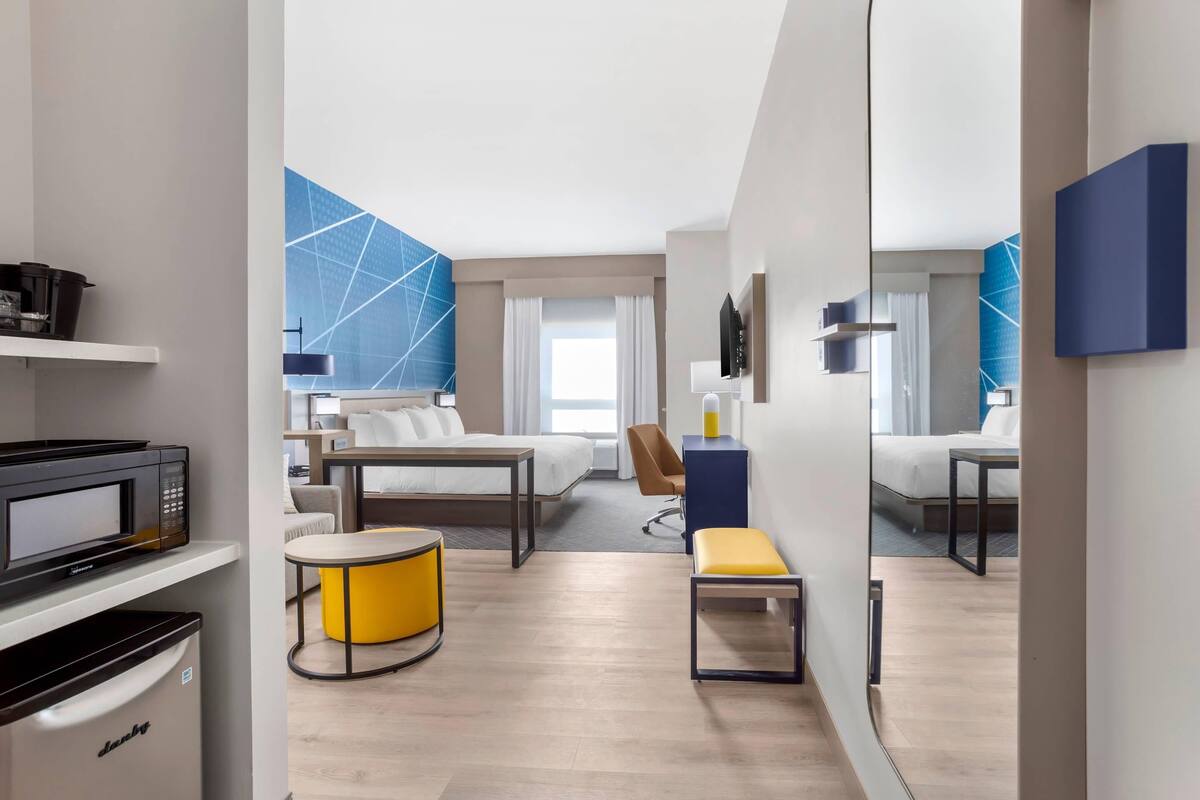 Suite, 1 kingsize bed met slaapbank, niet-roken | Een bureau, verduisterende gordijnen, een strijkplank/strijkijzer