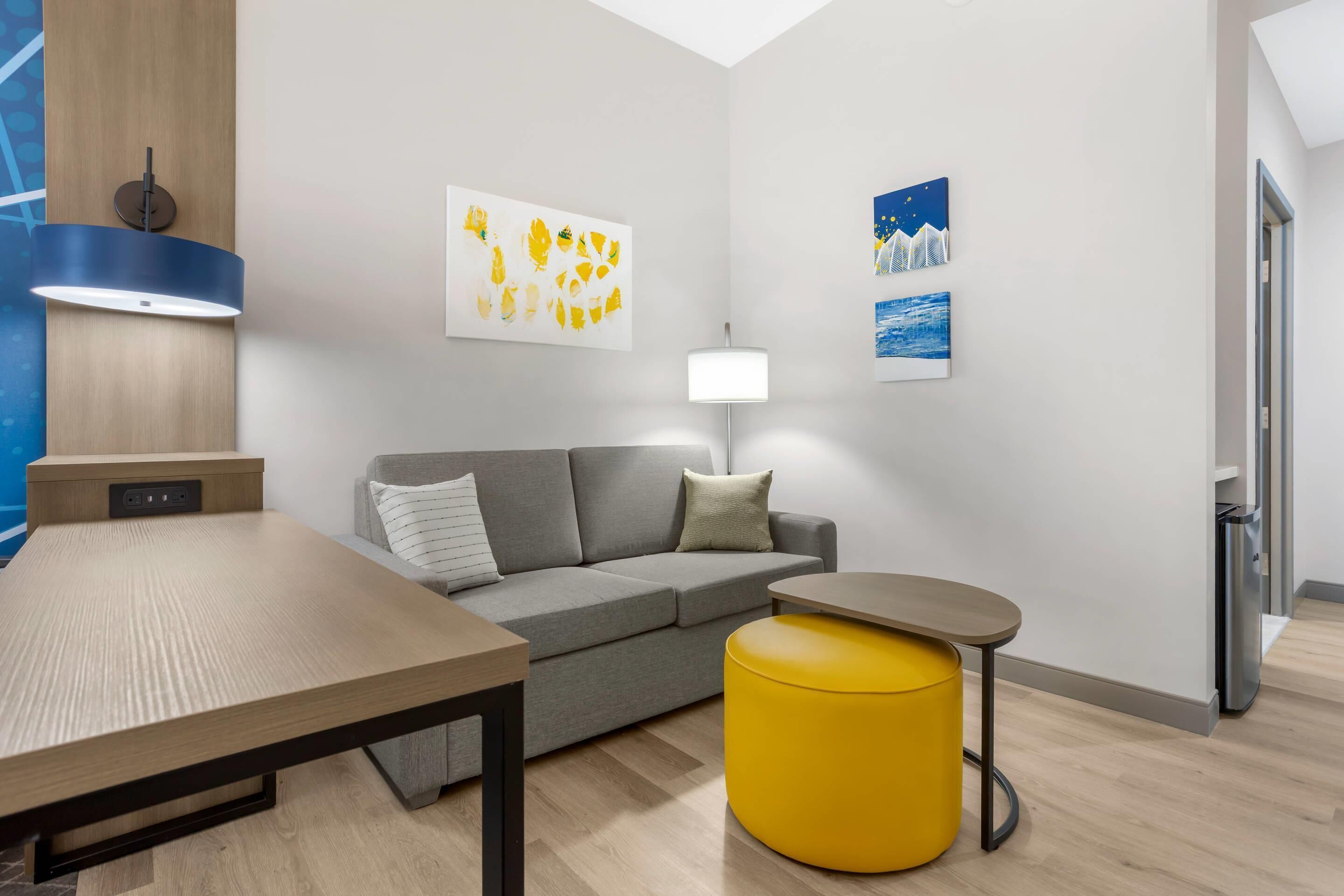 套房, 多张床, 无烟房 | 办公桌、遮光窗帘、熨斗/熨衣板、床单