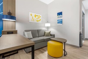 Desk, blackout curtains, iron/ironing board, bed sheets - Comfort Suites Central Valley - Woodbury (Central Valley)