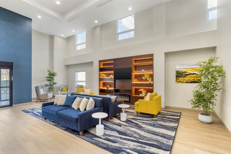 Lobby. Comfort Suites Central Valley - Woodbury