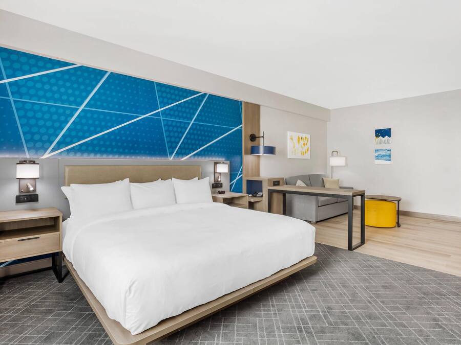 Suíte, 1 cama King e sofá-cama, acessível, para não fumantes | Escrivaninha, cortinas blackout, ferros/tábuas de passar roupa