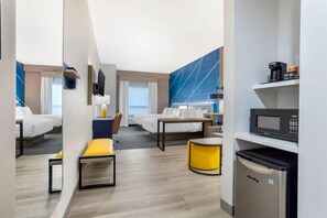 Suite, Meerdere bedden, niet-roken | Een bureau, verduisterende gordijnen, een strijkplank/strijkijzer