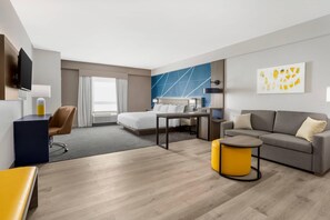 Desk, blackout curtains, iron/ironing board, bed sheets - Comfort Suites Central Valley - Woodbury (Central Valley)