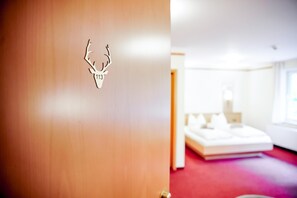 1 bedroom, free WiFi, bed sheets - Comfortable and versatile room -perfect for relaxation, work and exchange (Winterberg)
