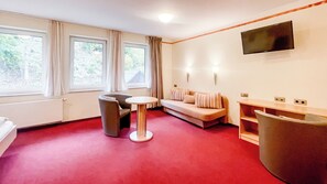 Una televisión, un futbolín, un reproductor estéreo