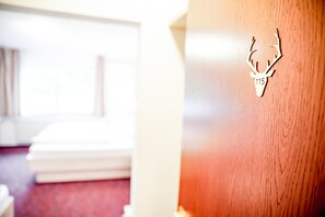 A wooden door with a deer head cutout and the number 115. - Comfortable and versatile room -perfect for relaxation, work and exchange (Winterberg)