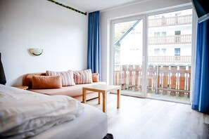 Tv, bordsfotboll och en stereo