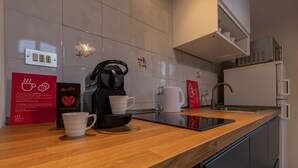 Una cocina moderna con encimera de madera, una cafetera y un hervidor.