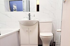 House | Bathroom | Combined shower/tub, deep soaking tub, free toiletries, hair dryer - 2 Bedroom House in Leeds - Sleeps 5, Wifi, Parking (Leeds)
