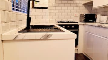 ハウス | 専用キッチン | 冷蔵庫、電子レンジ、オーブン、コンロ