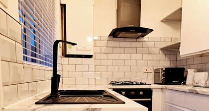 2 Bedroom House in Leeds - Sleeps 5, Wifi, Parking