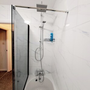 Ferienhaus | Badezimmer | Duschwanne, Komfortbadewanne, kostenlose Toilettenartikel, Haartrockner