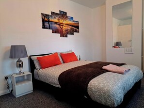 2 habitaciones, tabla de planchar con plancha y wifi gratis 