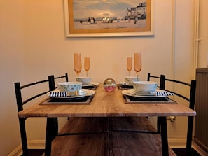 House | Dining - 2 Bedroom House in Leeds - Sleeps 5, Wifi, Parking (Leeds)