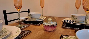 2 Bedroom House in Leeds - Sleeps 5, Wifi, Parking