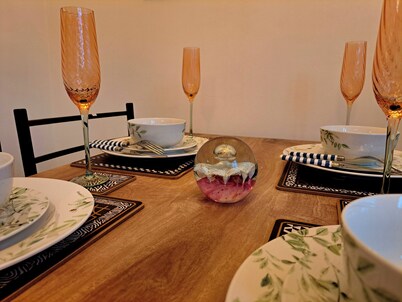 2 Bedroom House in Leeds - Sleeps 5, Wifi, Parking