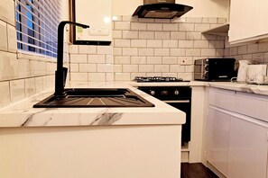 Réfrigérateur, micro-ondes, four, plaque de cuisson