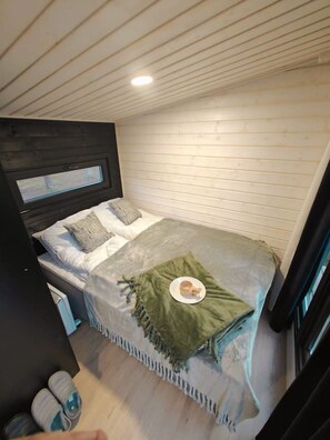 1 camera, una scrivania, Wi-Fi