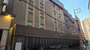 A multi-story hotel with a prominent sign for 'R Motel Riviera'. - Anyang Livera (Anyang)