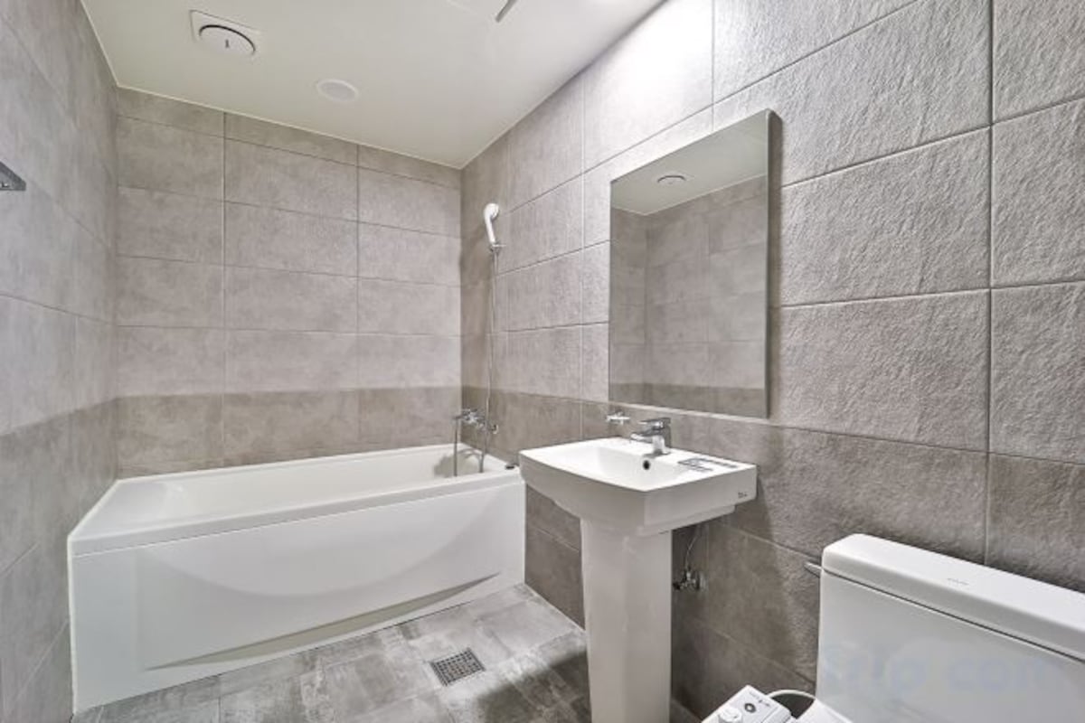 Salle de bain | Douche, sèche-cheveux, chaussons, serviettes fournies