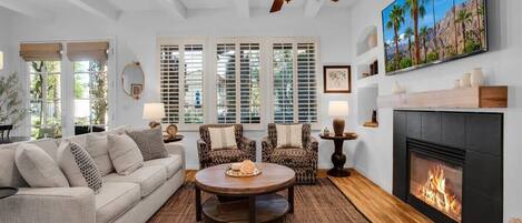 Télévision, cheminée, espaces bureaux