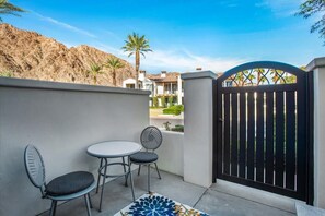 Outdoor dining - Lux Ground Floor Studio in heart of La Quinta #C (La Quinta)