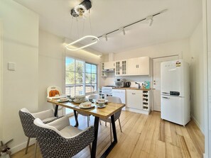 Jääkaappi, mikroaaltouuni, uuni, liesi