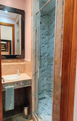 Chuveiro, secador de cabelo, toalhas de banho, sabonete