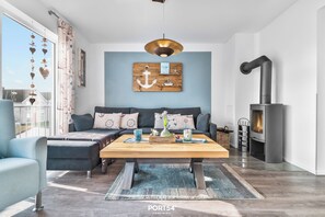 TV, fireplace, books - Hus Twustern - Waterfront, Whirlpool, Sauna, Fireplace, Balcony, Parking (Olpenitz)