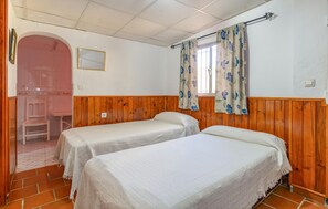 3 bedrooms, free WiFi, bed sheets - Gorgeous home in La Barca de la Florida (La Barca de la Florida)